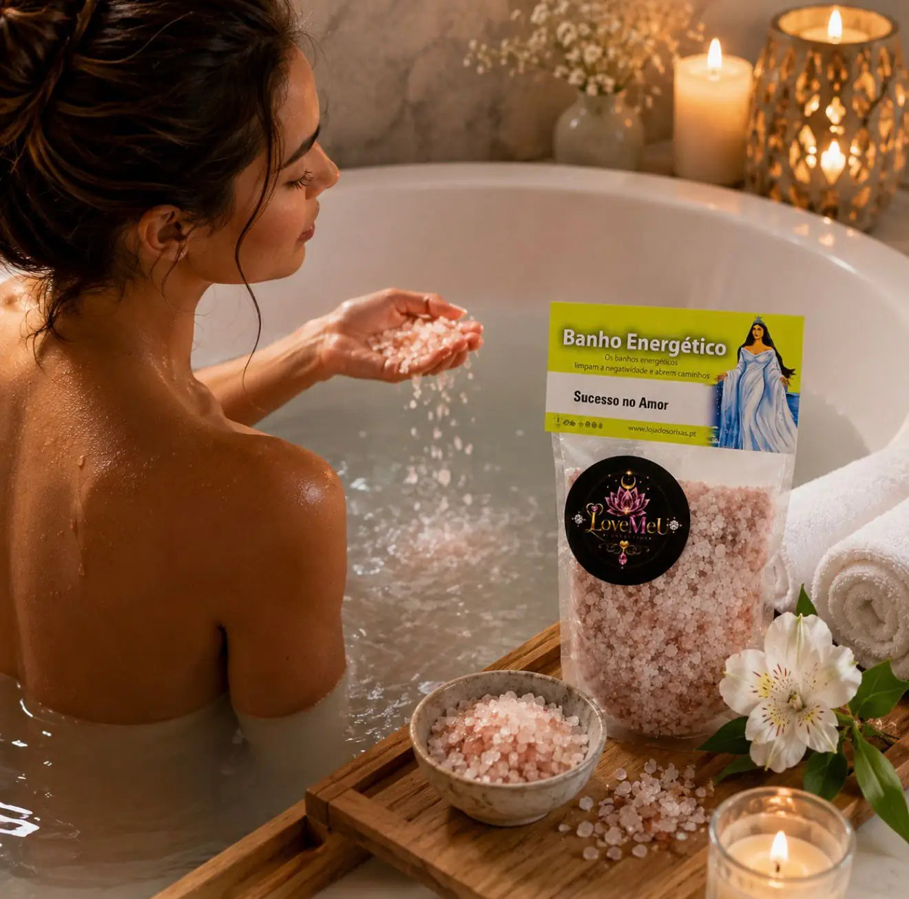 Mulher a usar o sal de banho energético Sucesso no Amor numa banheira decorada com velas e flores