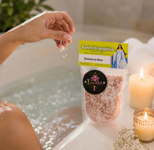 Sal de banho energético Sucesso no Amor a ser despejado na banheira, com velas acesas ao fundo