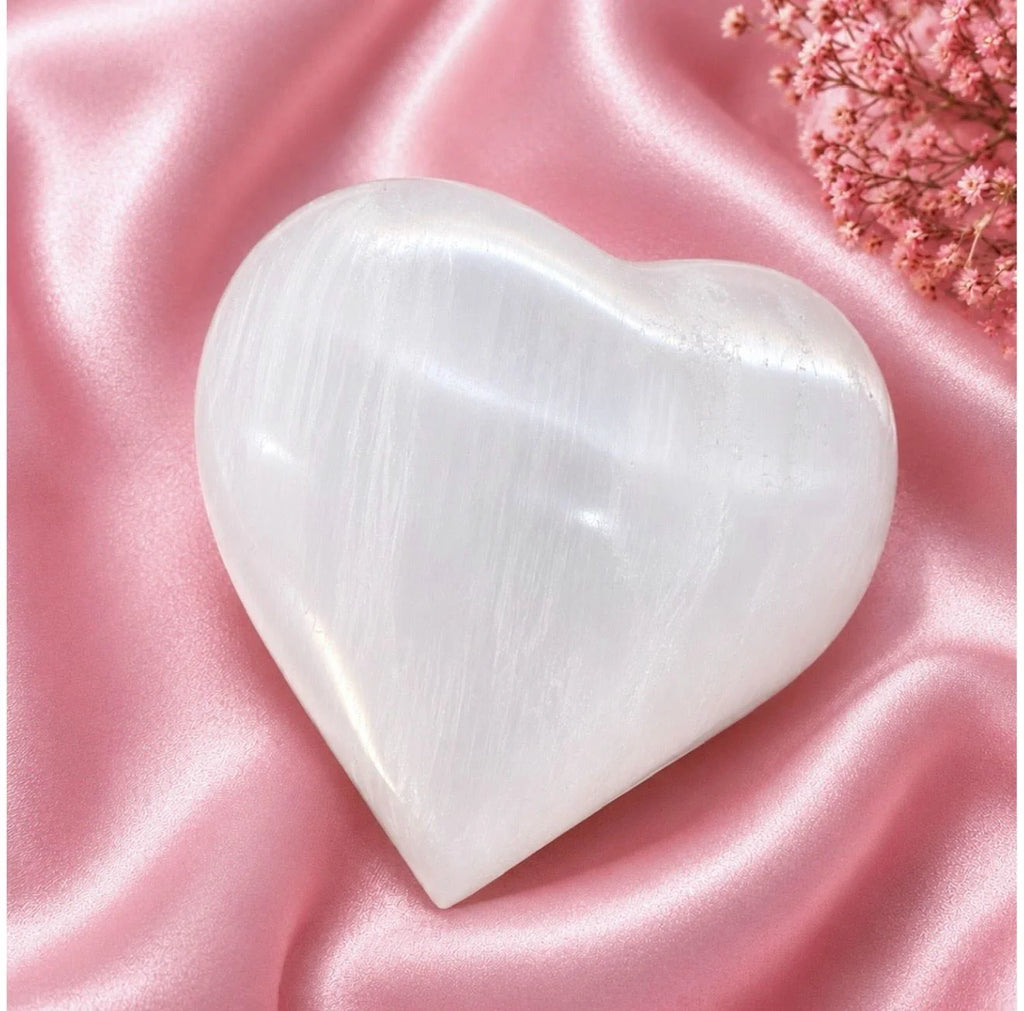 Coração de Selenite Branca Polida 7 cm – Um Presente de Amor, Luz e Conexão