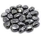 Pedras rolddas de hematite natural isoladas em fundo branco
