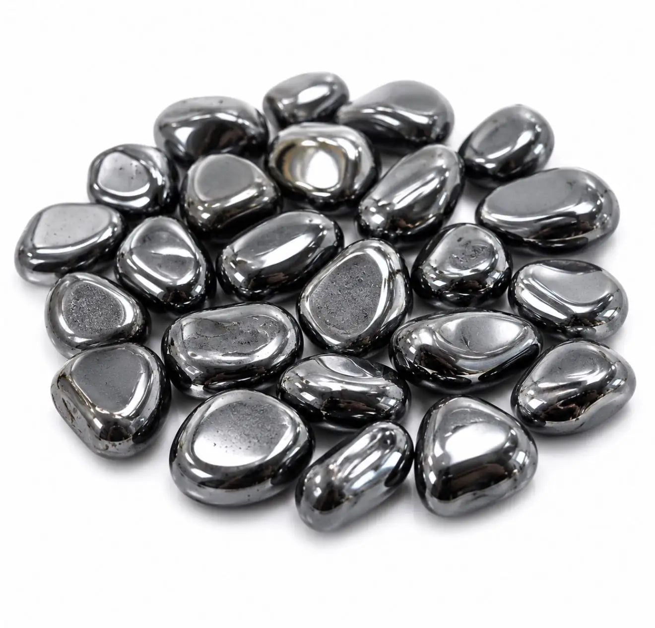 Pedras rolddas de hematite natural isoladas em fundo branco