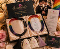 Caixa de presente LoveMeU Connection com dois japamalas arco-íris para noivos LGBTQIA+, símbolo de amor e liberdade