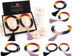 Detalhes das pulseiras japamala arco-íris para noivos LGBTQIA+, com borlas e saquinhos de embrulho