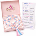 Caixa rosa aberta com japamala Transexual isolada em fundo branco, com cartão explicativo bilingue