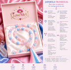 Caixa rosa aberta com japamala Transexual e infográfico bilingue com o significado das pedras naturais
