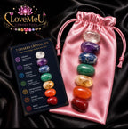 Kit de 7 pedras dos chakras dispostas sobre saco de cetim rosa, com cartão explicativo em inglês