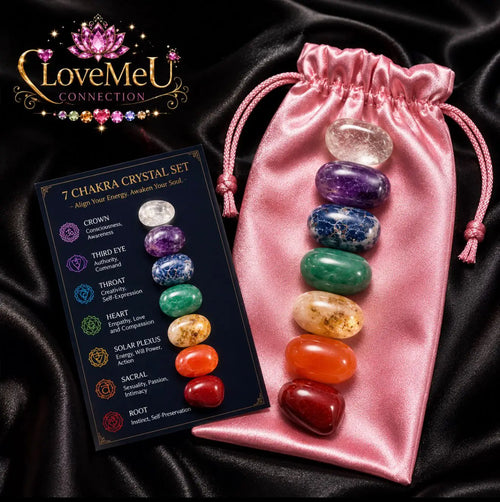 Kit de 7 pedras dos chakras dispostas sobre saco de cetim rosa, com cartão explicativo em inglês