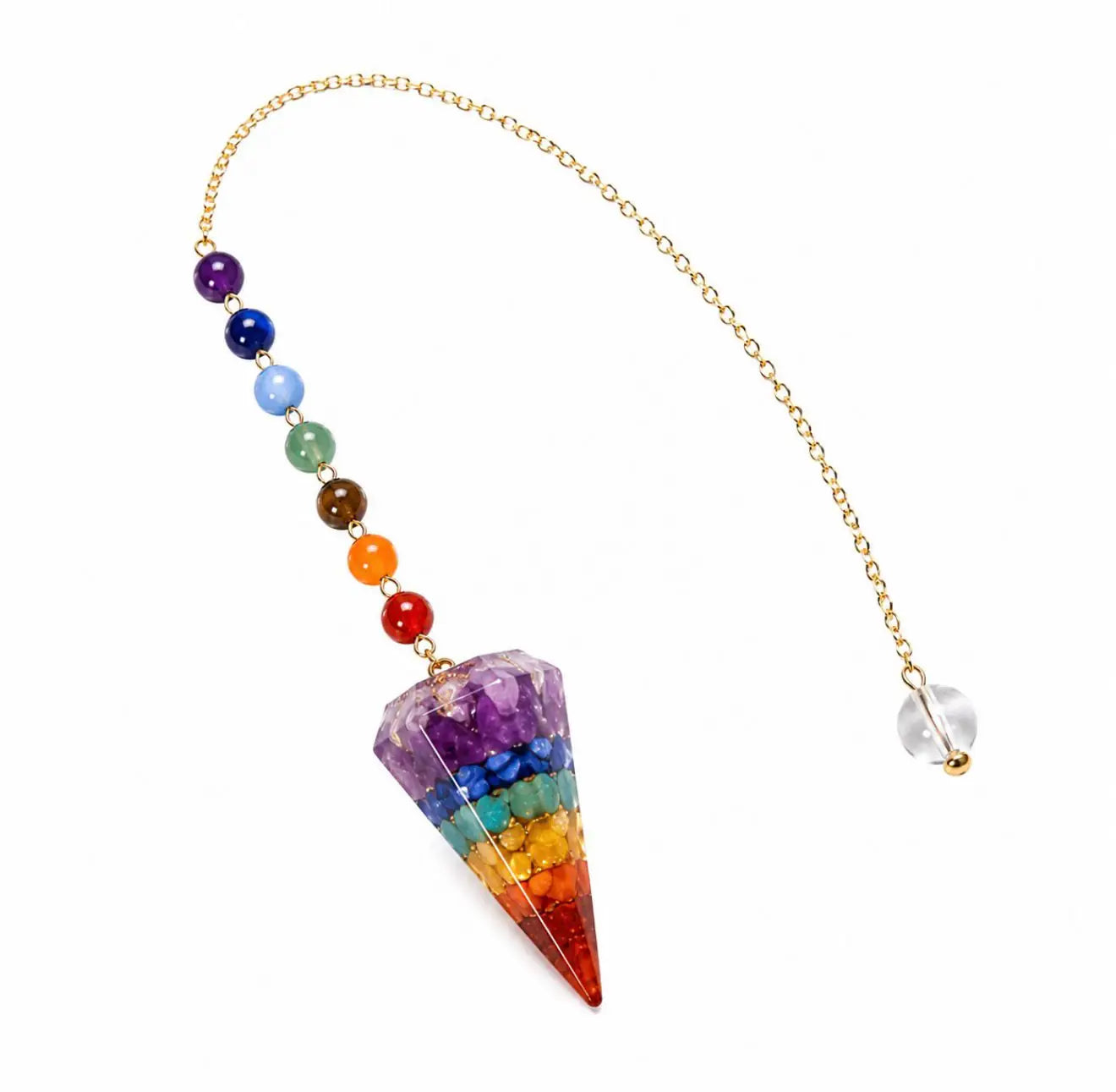 Pêndulo de orgonite dos 7 chakras com corrente dourada, isolado em fundo branco