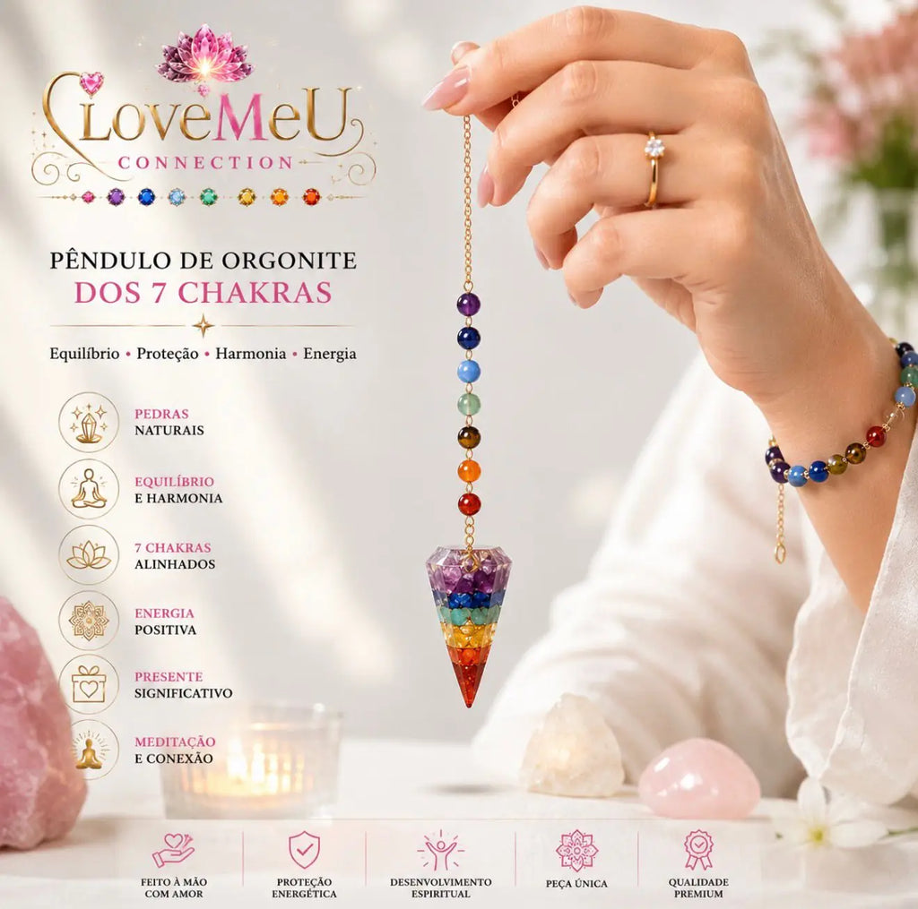 Mulher a segurar o pêndulo de orgonite dos 7 chakras, com pulseira de pedras no pulso