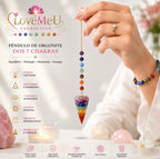 Mulher a segurar o pêndulo de orgonite dos 7 chakras, com pulseira de pedras no pulso