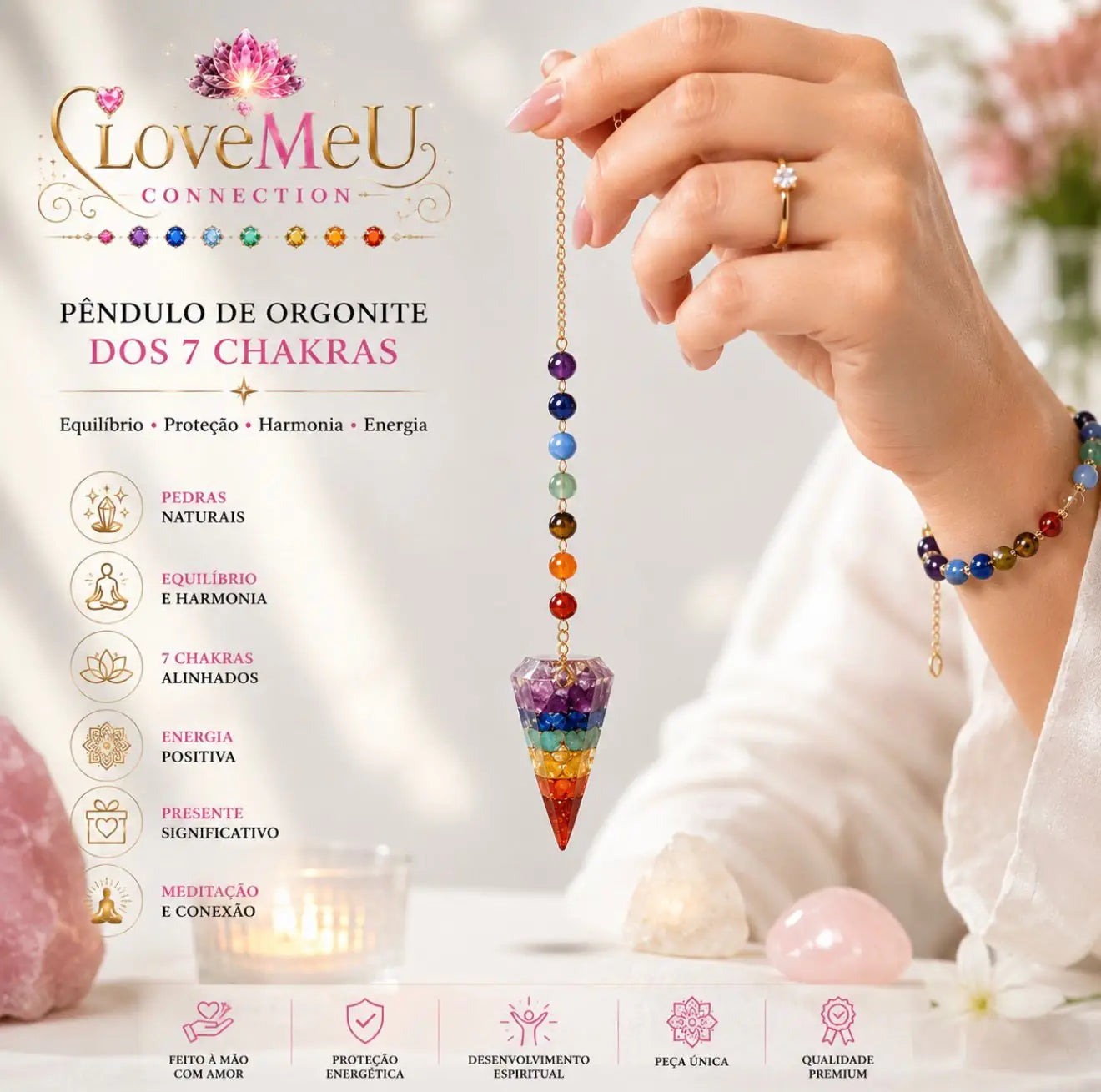 Mulher a segurar o pêndulo de orgonite dos 7 chakras, com pulseira de pedras no pulso