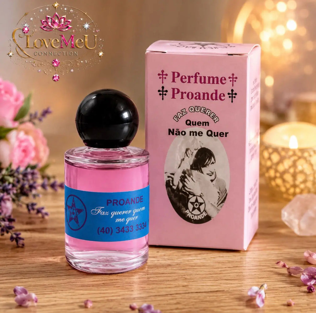 Frasco e caixa do Perfume Esotérico Proande sobre mesa de madeira, com flores e vela