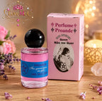 Frasco e caixa do Perfume Esotérico Proande sobre mesa de madeira, com flores e vela