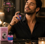 Homem a aplicar o Perfume Esotérico Proande, com a caixa do produto ao lado