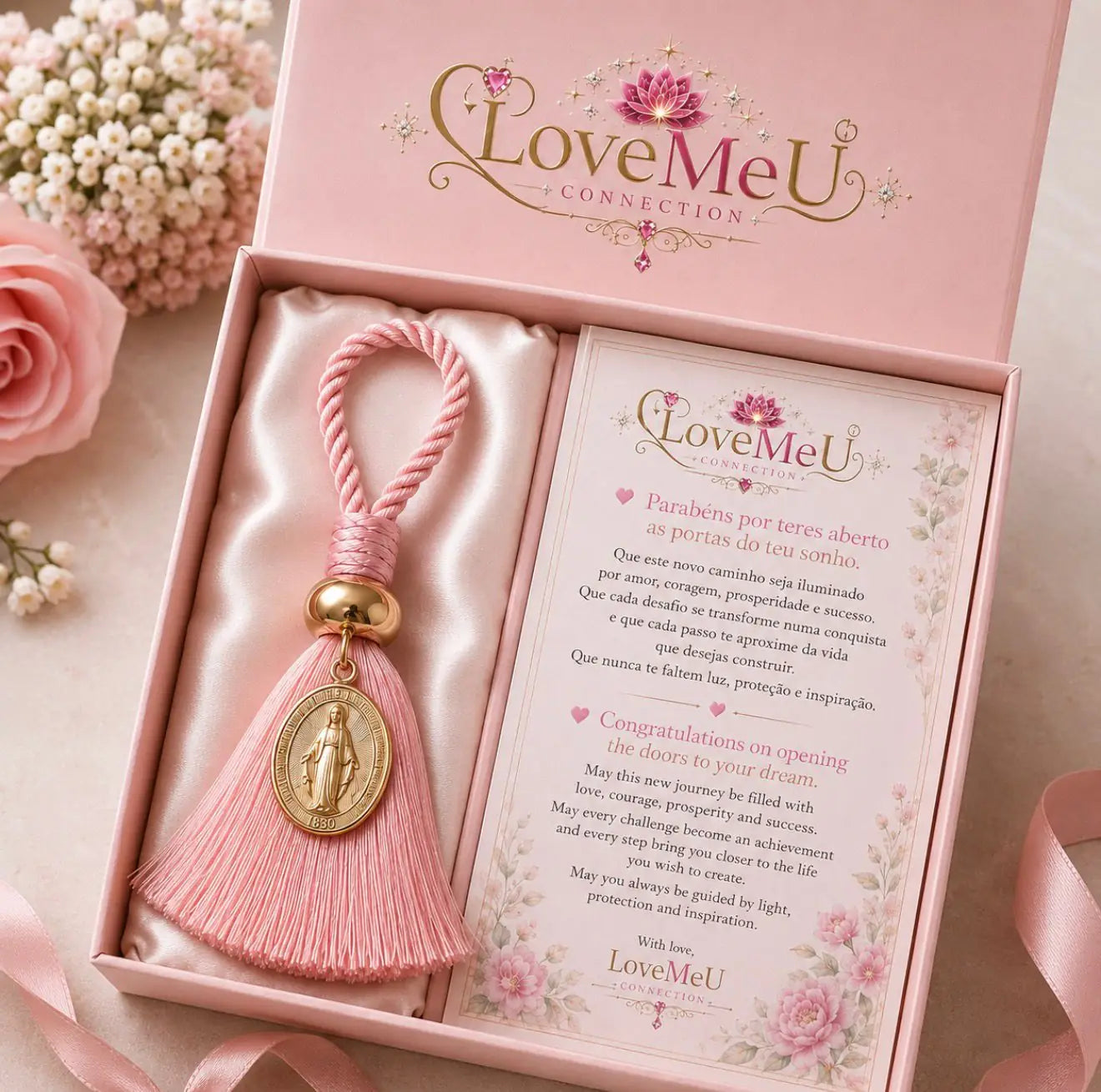 Pingente decorativo com medalha milagrosa e borla rosa, em caixa de presente com cartão de boas-vindas a novos negócios