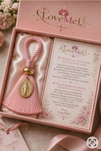 Pingente decorativo de porta com medalha milagrosa e borla rosa, em caixa de presente com cartão