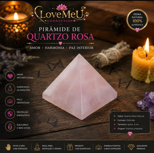 Pirâmide de Quartzo Rosa Natural sobre mesa de madeira, com velas acesas e ervas ao fundo