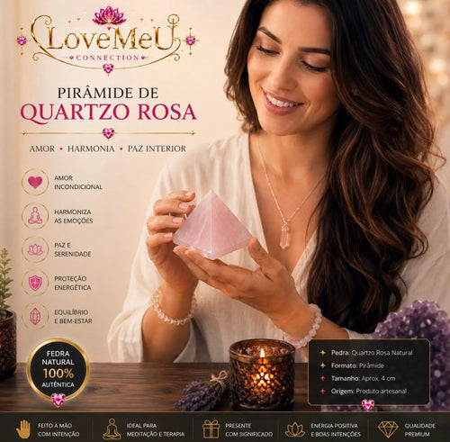 Mulher a segurar a Pirâmide de Quartzo Rosa Natural, com colar de quartzo ao pescoço