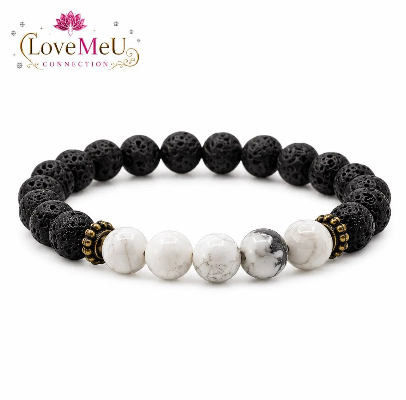 Pulseira 5 pedras de lava vulcânica e howlita branca isolada em fundo branco