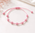 Pulseira ajustável de 7 nós em cordão rosa, isolada em fundo branco