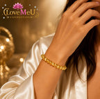Mulher a usar a pulseira de citrino natural no pulso, com roupão de cetim dourado