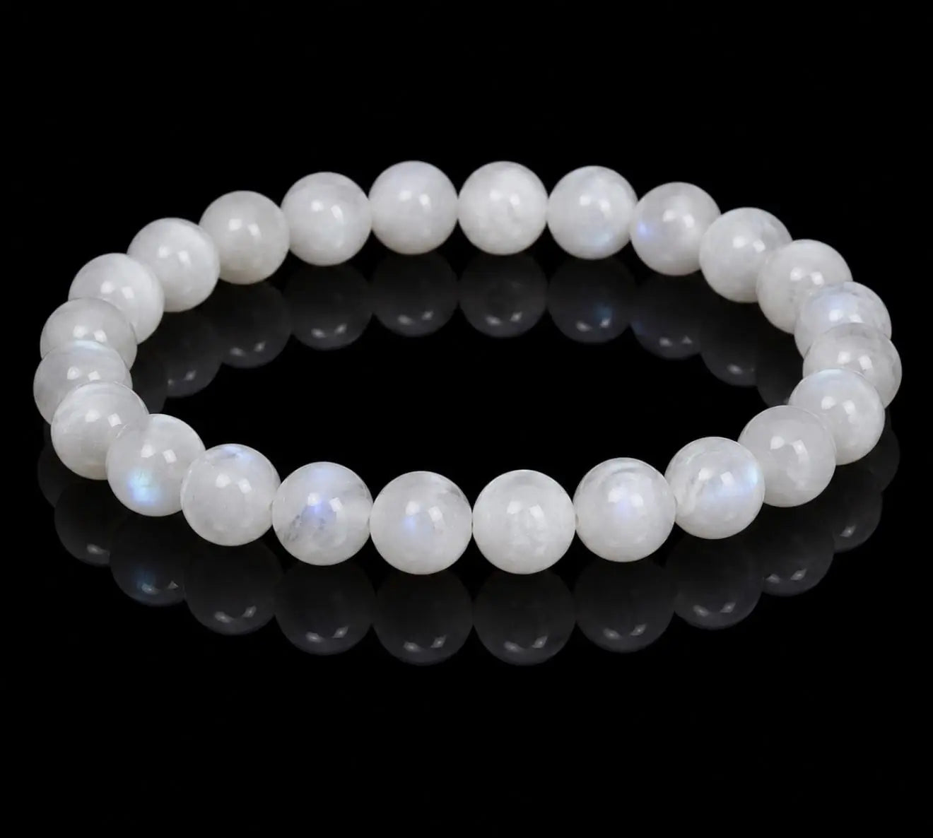 Pulseira de pedra da lua natural isolada em fundo preto