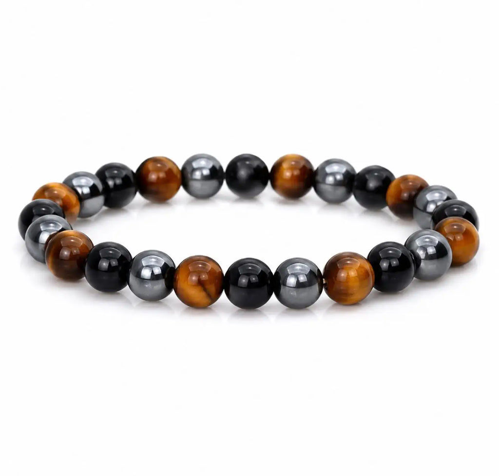Pulseira Tripla Proteção em olho de tigre, ónix e hematite, isolada em fundo branco
