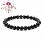 Pulseira de turmalina negra isolada em fundo branco