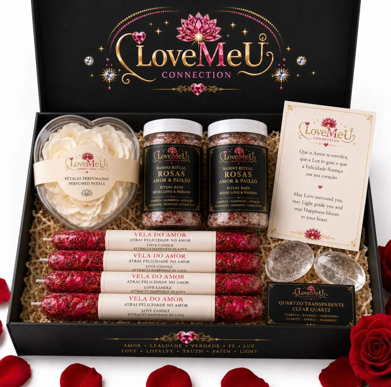 Caixa do Ritual Coração de Luz & Paixão aberta em fundo branco, com pétalas, banho ritual de rosas, velas do amor e quartzo