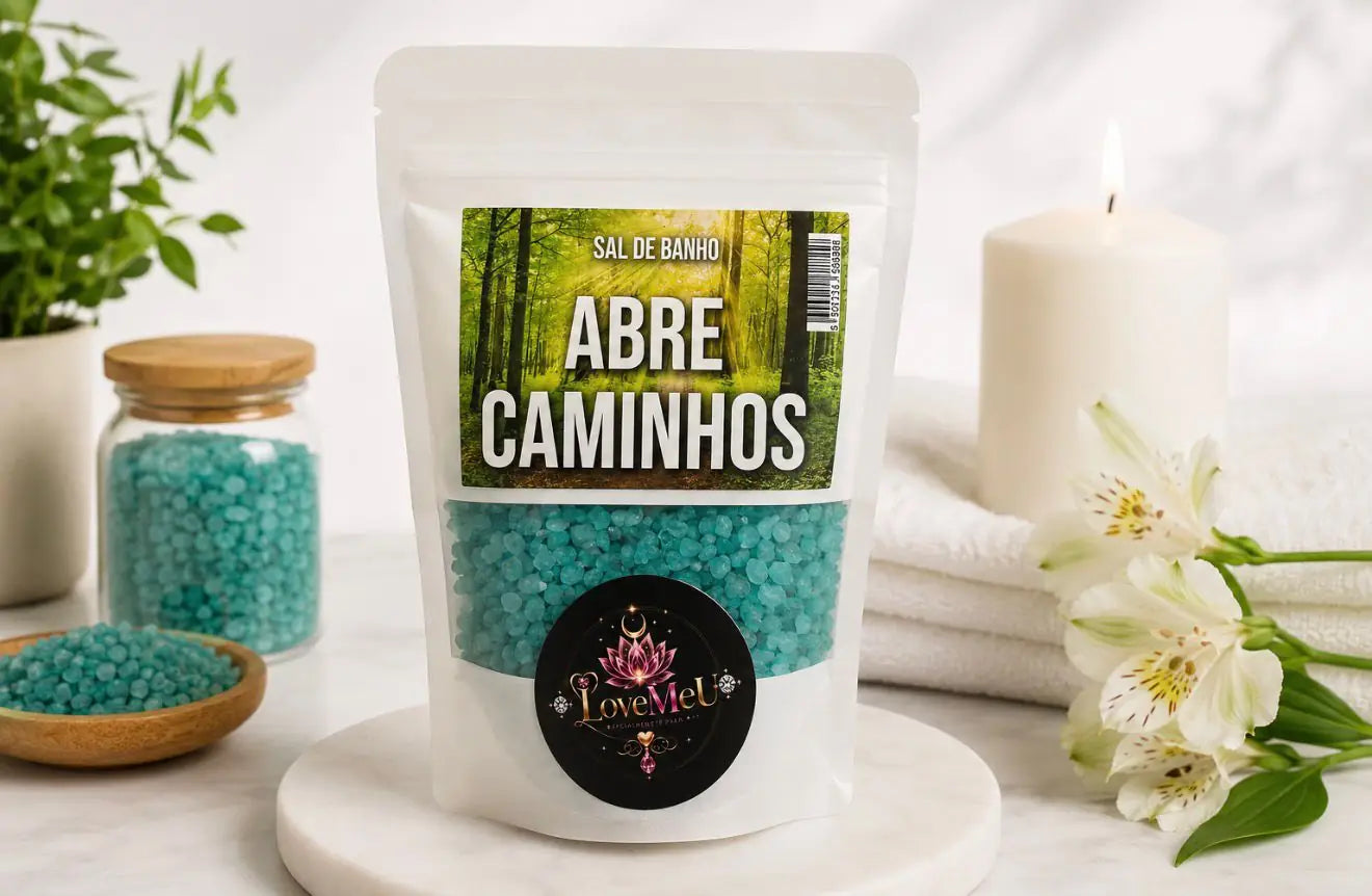 Embalagem do Sal de Banho Abre Caminhos sobre mesa, com planta, boião de sal e vela acesa