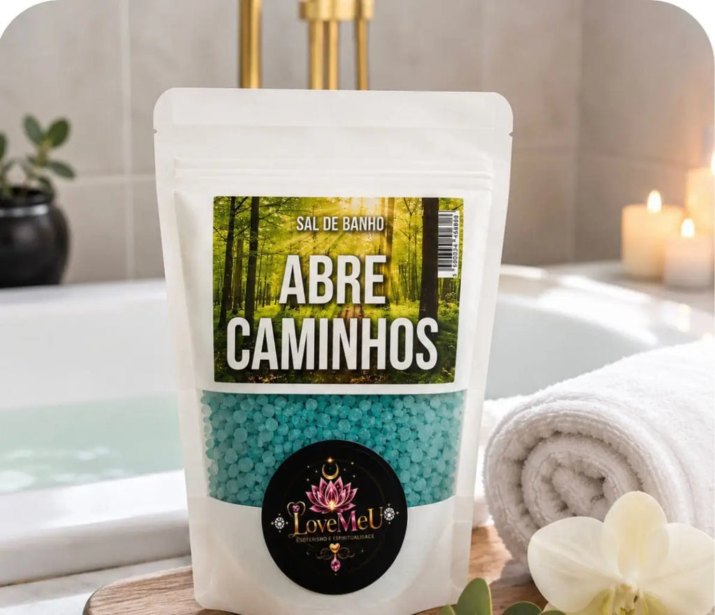 Embalagem do Sal de Banho Abre Caminhos junto à banheira, com velas e toalha branca