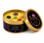 Vela Aromática dos 7 Chakras em lata dourada aberta, com cera amarela e sete pedras naturais, fundo branco