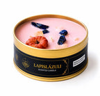 Vela aromática Lápis-lazúli em lata dourada aberta, com pedras de lápis-lazúli e cristais, fundo branco