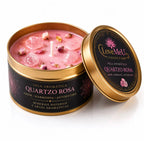 Vela Aromática Quartzo Rosa em lata dourada aberta, com pedras de quartzo rosa e botões de rosa secos