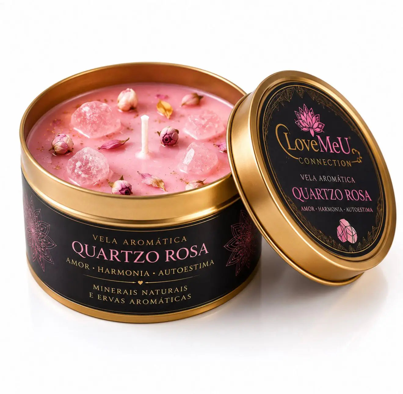 Vela Aromática Quartzo Rosa em lata dourada aberta, com pedras de quartzo rosa e botões de rosa secos
