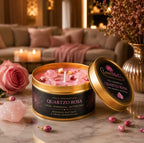Vela Aromática Quartzo Rosa numa sala de estar, com rosa e velas acesas ao fundo