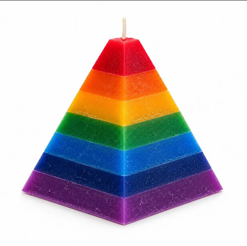 Vela Pirâmide 7 Chakras multicolor isolada em fundo branco